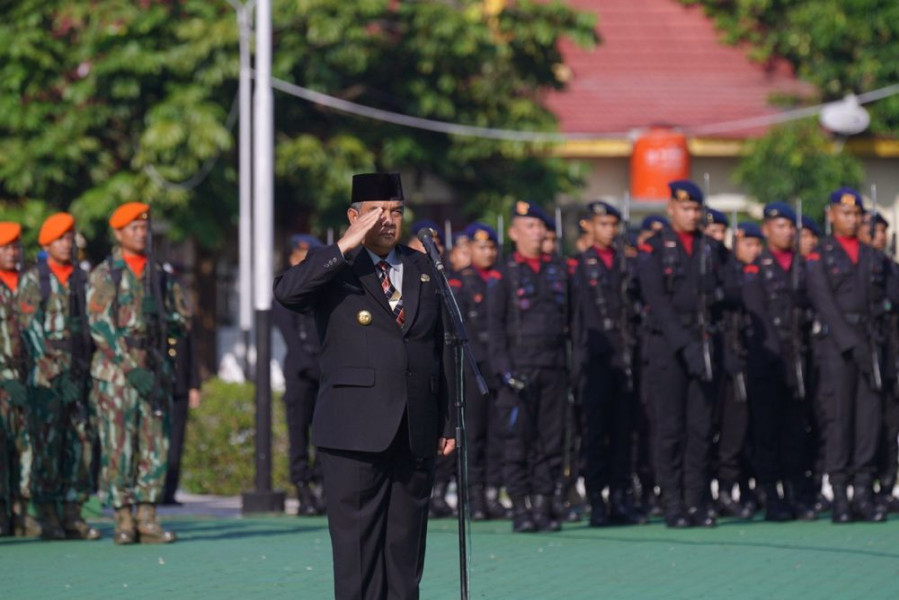 Edy Natar Pimpin Upacara Peringatan Hari Pahlawan di Pekanbaru