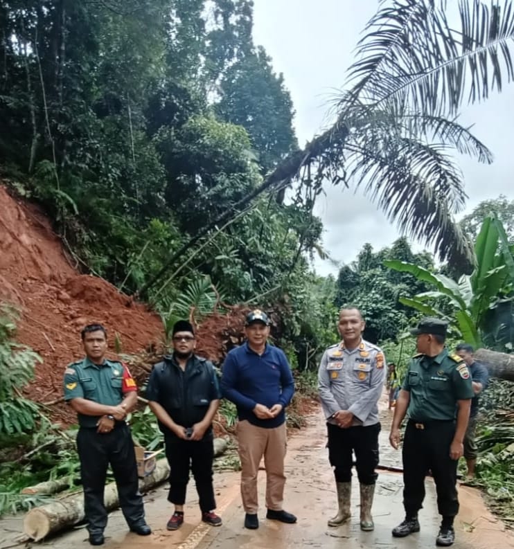 Jalan Rokan Batas Sumbar Putus, Wabup Rohul H Indra Gunawan Turun Bersihkan Longsor