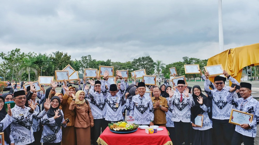 Plt Bupati Asmar Pimpin Upacara Hari Guru Nasional dan HUT PGRI Kepulauan Meranti