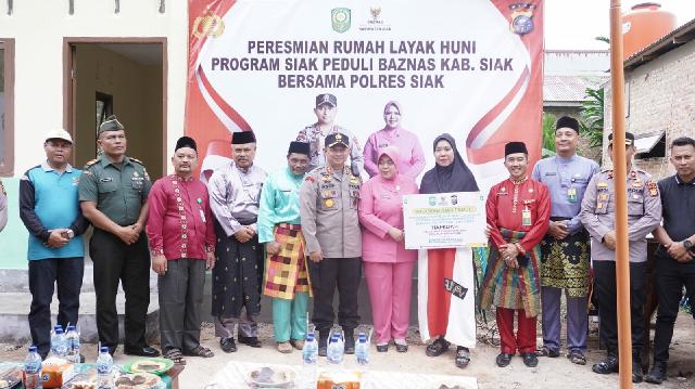 Asisten Pemkesra Saksikan Penyerahan Bantuan Rumah Layak Huni Program Baznas dan Polres Siak