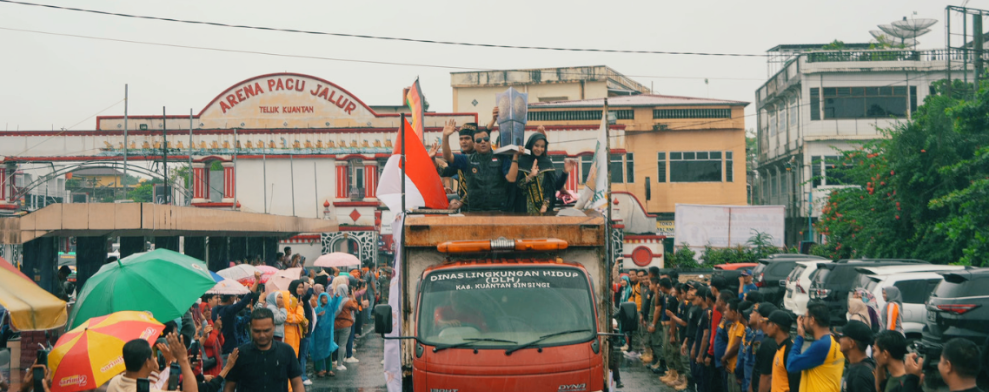 Masyarakat Kuasing Tumpah Ruah Sambut Trofi Adipura