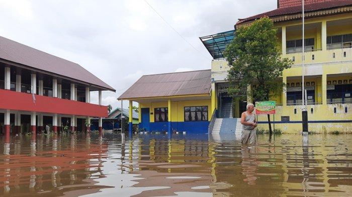 Siswa di 17 Sekolah di Pekanbaru Diliburkan karena Bangunan Sekolahnya Terendam Banjir