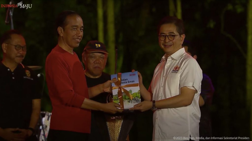 Presiden Jokowi Terima Buku Peta Jalan Menuju Indonesia Emas 2045 dari Kadin Indonesia
