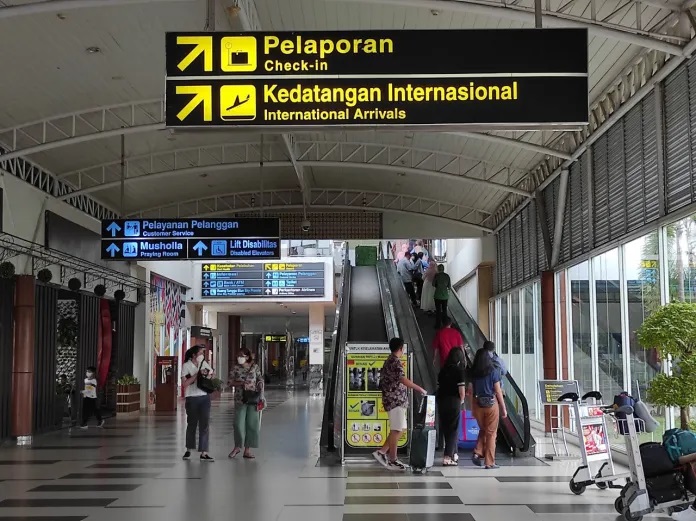 Lonjakan Penumpang Terjadi di Bandara SSK II, Arus Mudik Lebaran Meningkat