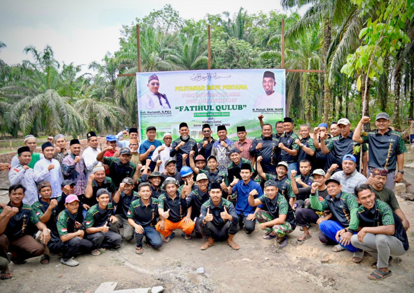 Wako Dumai Lakukan Peletakan Batu Pertama Pembangunan Ponpes Fatihul Qulub