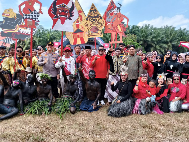 Bupati Pelalawan Hadiri Karnaval Budaya Nusantara Dalam Rangka HUT RI ke-79 Di Desa Pematang Tinggi
