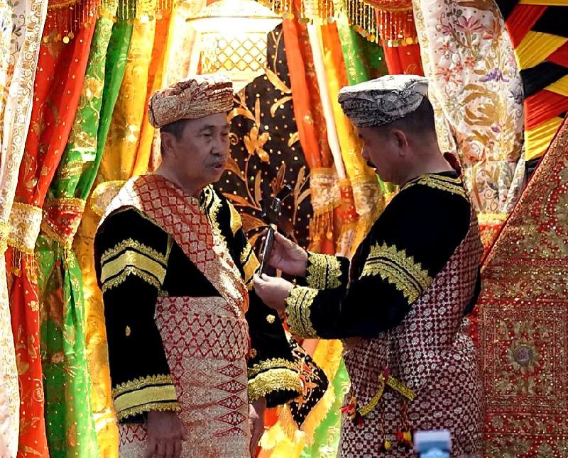 Ketua LKAAM Sumbar Kukuhkan Gelar Kehormatan Adat Minangkabau Untuk Gubri Syamsuar