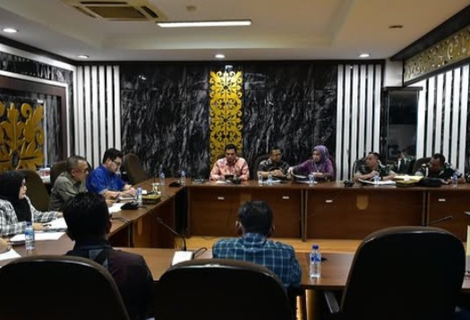 Komisi II Rapat Bersama Disperindag serta FK-PWK