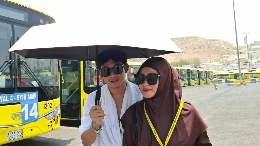 Pasangan Muda Bahagia Berhaji Bersama, Berdoa Diberikan Momongan