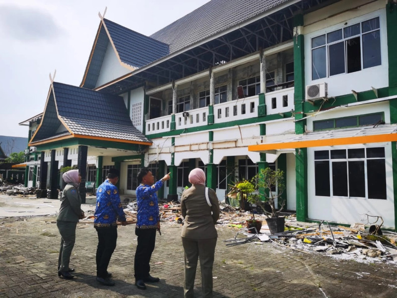 Bupati Asmar Tinjau Renovasi Kantor Bupati