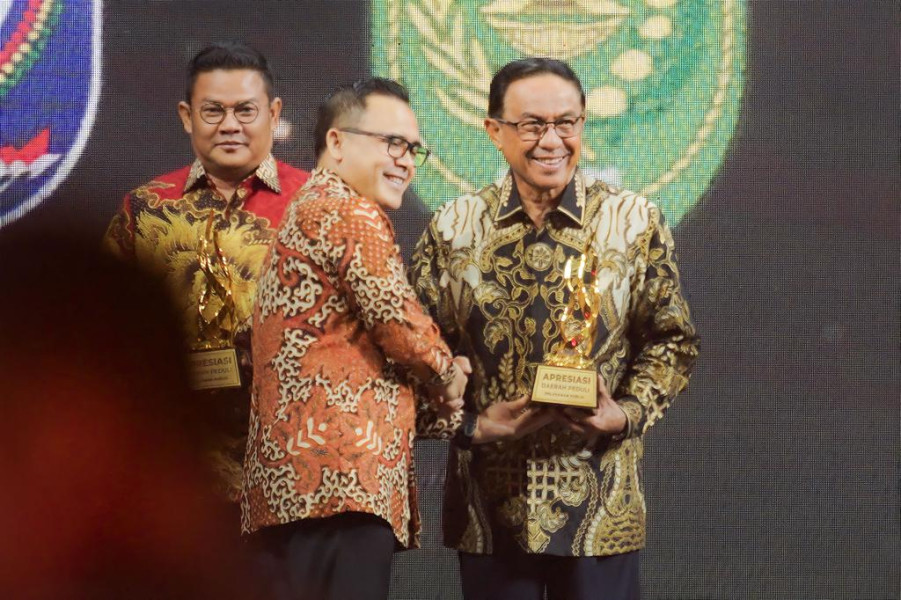 Bupati Wardan Juga Raih Piala Apresiasi Atas Daerah Peduli Pelayanan Publik