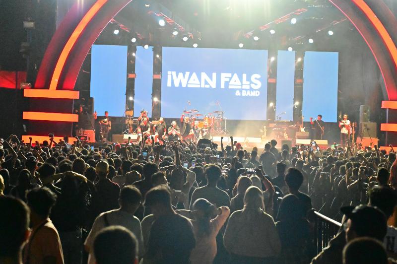 HUT TNI AU, Konser Iwan Fals Sulap Apron Lanud Rsn Jadi Lautan Manusia