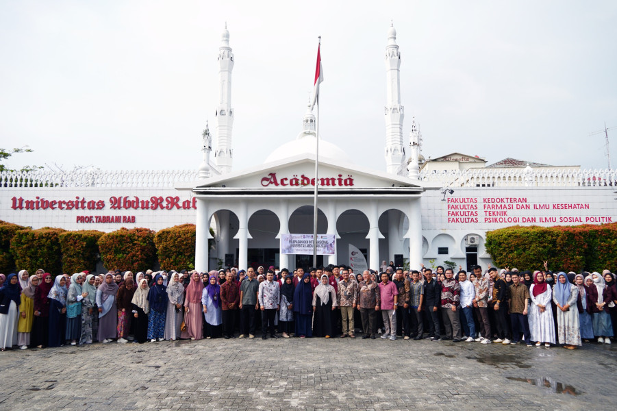 Rektor Universitas Abdurrab Lepas KKN Internasional Tahun 2024