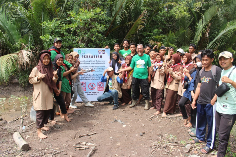 Kelompok Konservasi Paghet Sengagah Bersama Siswa dan Mahasiswa Bengkalis Tanam Pohon Mangrove
