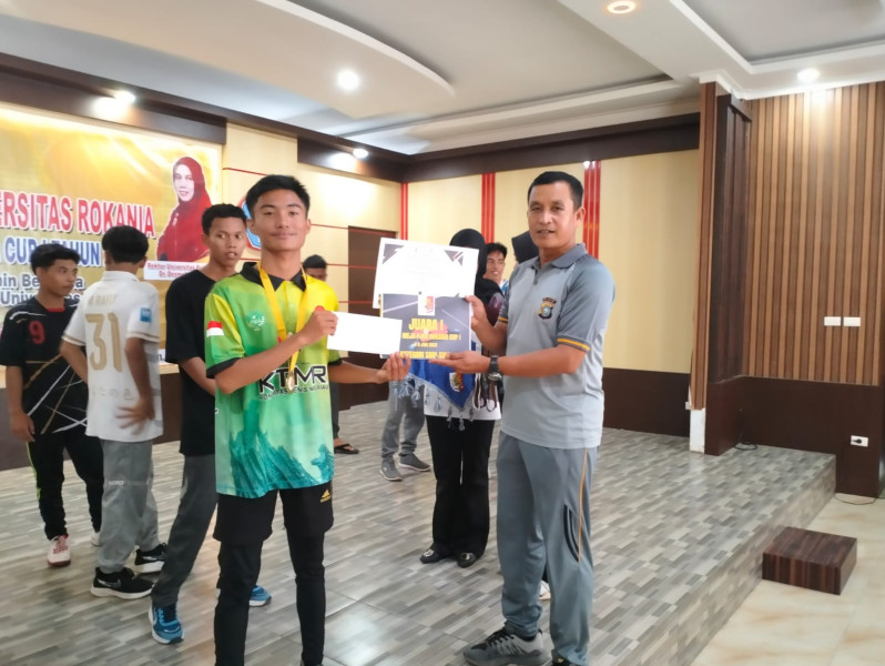 Kabag Ren Polres Rohul AKP Hermawan SH Serahkan Hadiah Juara Turnamen Tenis Meja di Universitas Rokania