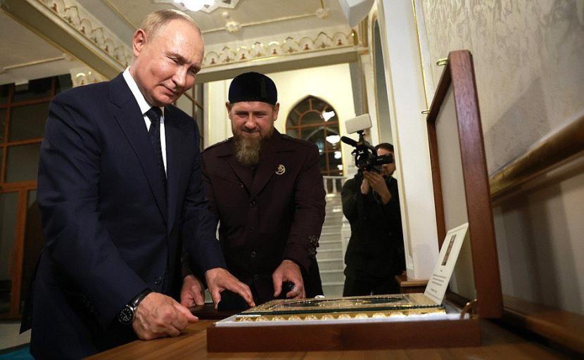 Putin Mencium Alquran di Masjid Usai 13 Tahun tak Injakkan Kaki di Chechnya