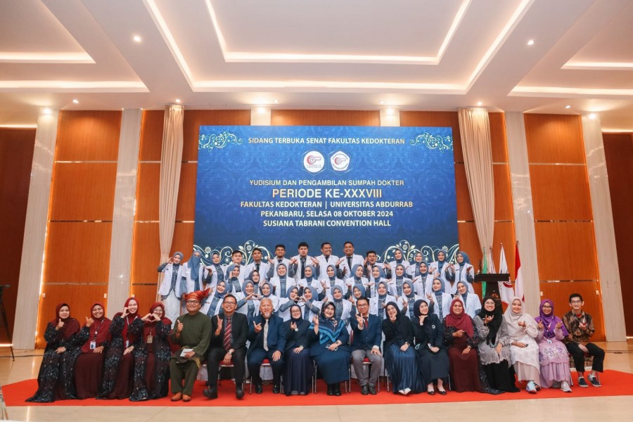 34 Mahasiswa Fakultas Kedokteran Universitas Abdurrab di Yudisium dan Sumpah Dokter