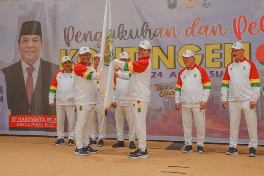Pj Gubri Kukuhkan dan Lepas Kontingen Riau Menuju PON XXI Aceh - Sumut