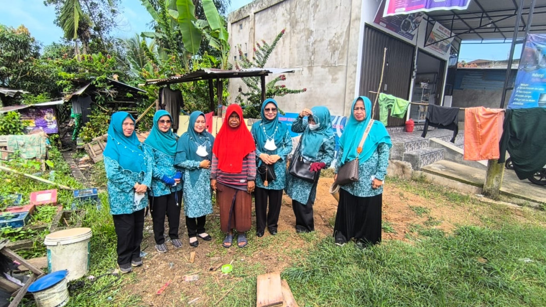 Pj Ketua TP PKK Inhil Bersama Pengurus Berbagi Shodaqoh Di Akhir Ramadhan