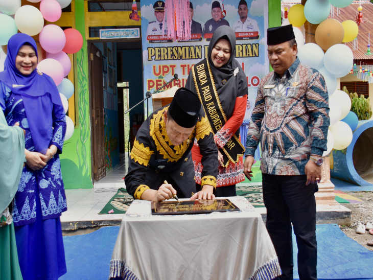 Pj Bupati Kampar Resmikan TK 01 Negeri Desa Salo