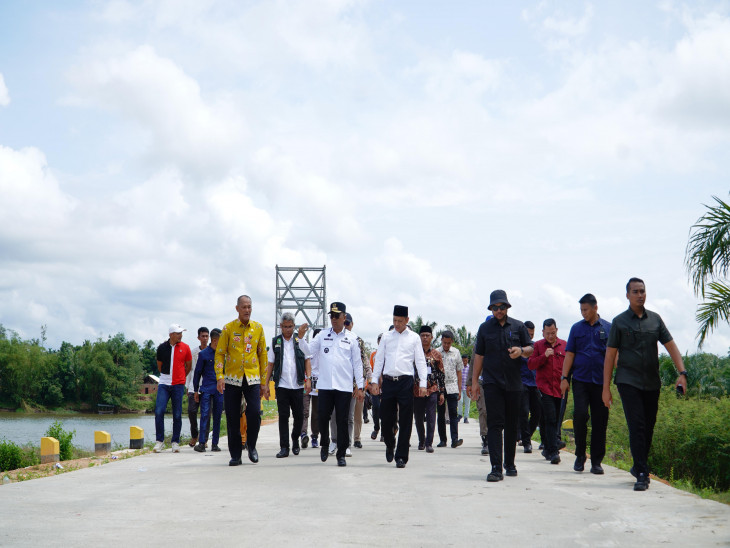 Kunker Perdana di Kampar, Pj Gubernur Riau Tinjau Pembangunan Jalan dan Jembatan di Salo