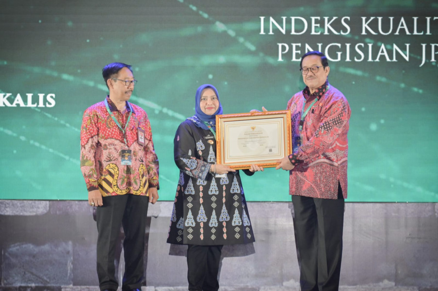 Bupati Bengkalis Kasmarni Terima Penghargaan Meritokrasi KASN 2023
