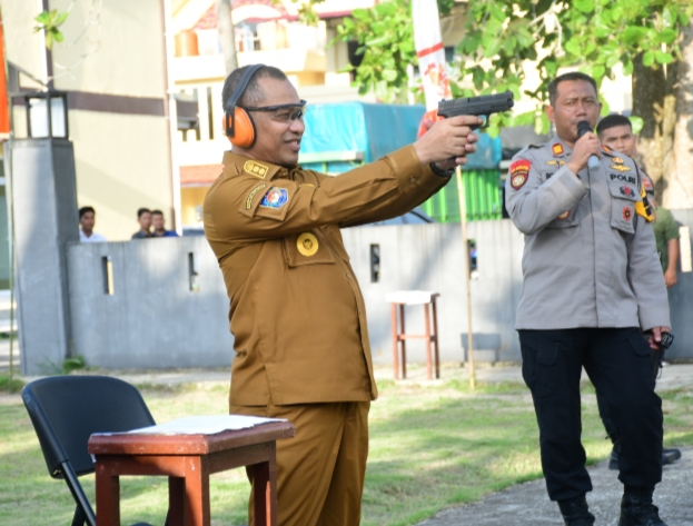 Wabup Bagus Santoso Unjuk Kebolehan dalam Lomba Menembak Kapolres Bengkalis Cup