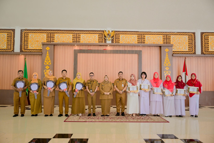 Bupati Kasmarni Serahkan 7 Unit Ambulance ke Puskesmas di Bengkalis