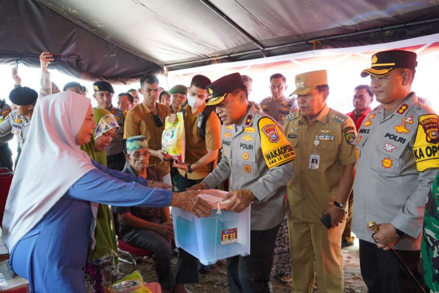 Wakapolda Berikan Bantuan Warga Terdampak Banjir di Rohul
