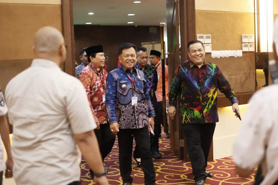 Plt Bupati Asmar Ikuti RUPS-LB PT BRK Syariah
