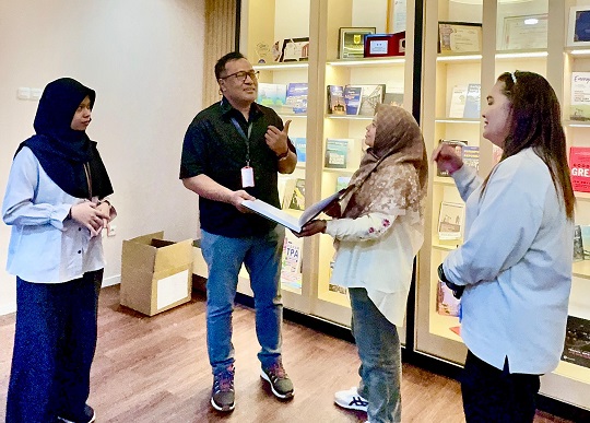 PHR Rayakan Hari Kunjung Perpustakaan, Sumbangkan Buku Kartini Hulu Migas ke Perpustakaan SKK Migas