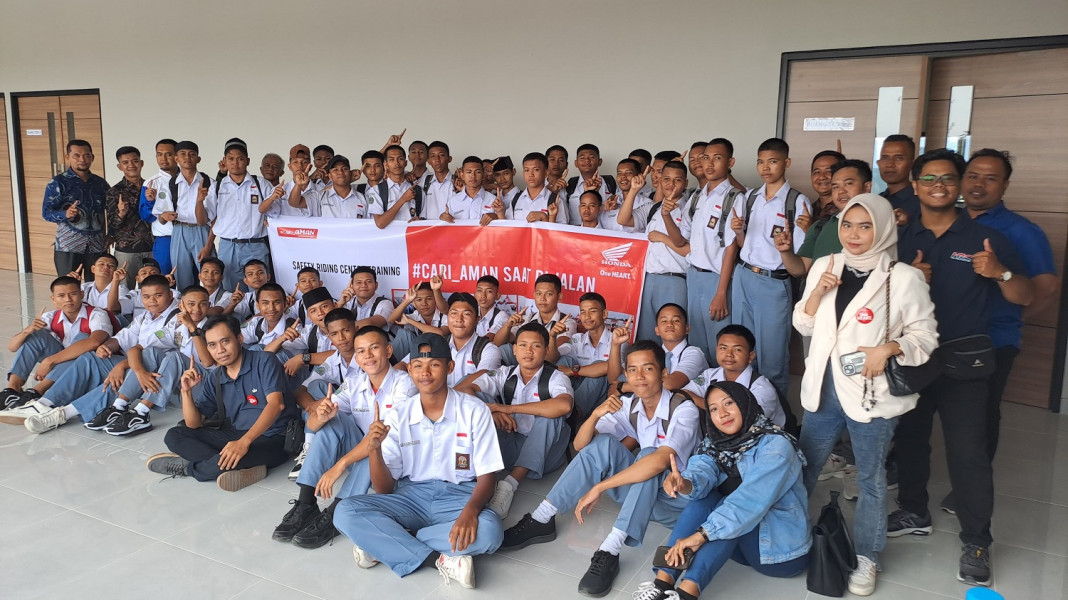 Capella Honda Edukasi Puluhan Siswa SMKN 5 Pekanbaru dan Jurnalis tentang Safety Riding