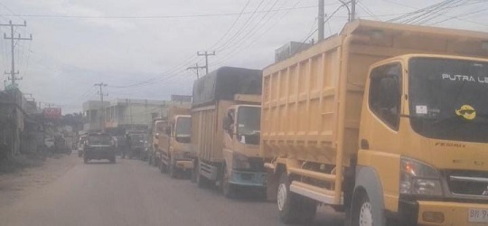 Pengaturan Parkir Semrawut, Kemacetan Mengular di Pasar Benai Kuansing