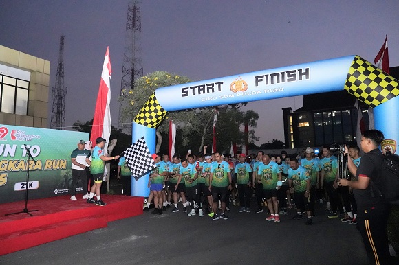 Diikuti Ratusan Peserta, Polda Riau Gelar Fun Run to Bhayangkara Run 2025