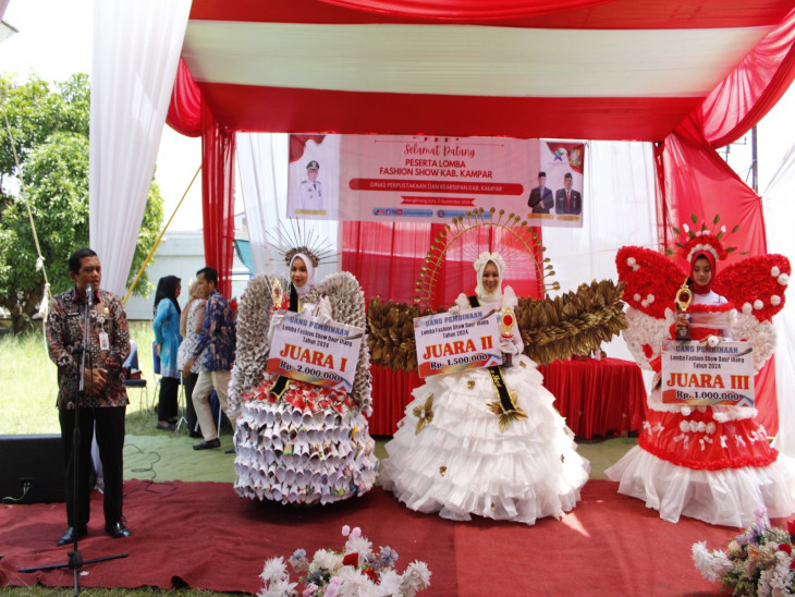Dispersip Kampar Adakan Fashion Show Literasi