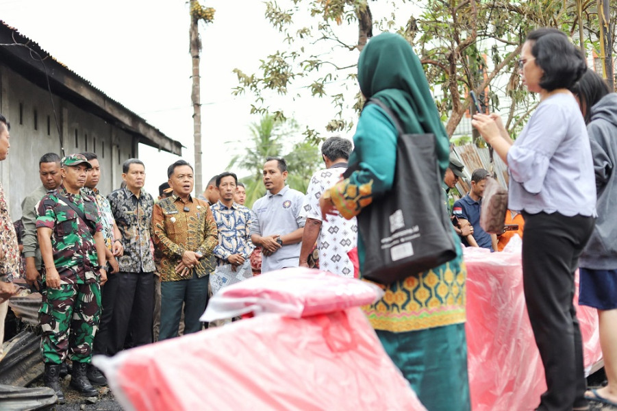 Gerak Cepat, Asmar Serahkan Bantuan Korban Kebakaran Rumah di Selatpanjang