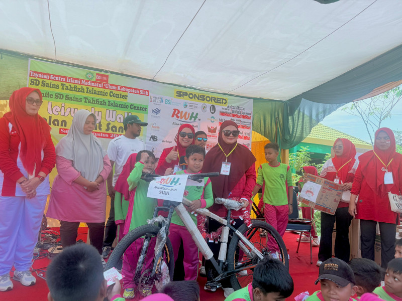 RWH Siak Bagi Voucher Umroh Rp5 juta dan Sepeda untuk Peserta Jalan Sehat Santai SD Sains Tahfizh Islamic Center