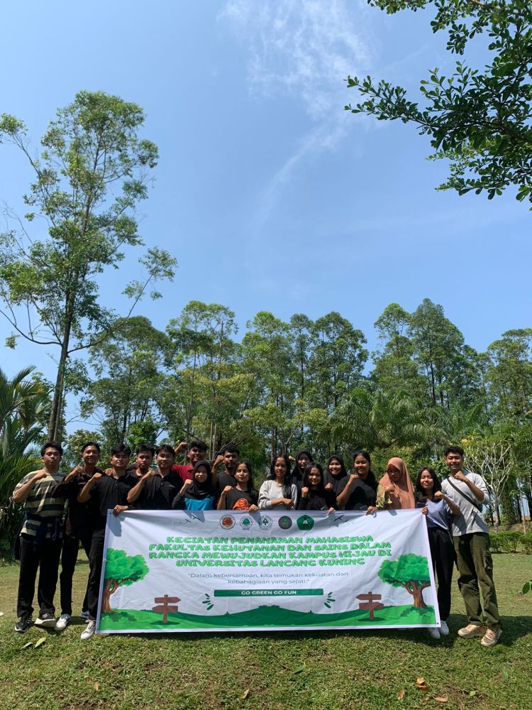 Wujudkan Kampus Hijau, Mahasiswa Fakultas Kehutanan dan Sains Tanam Pohon