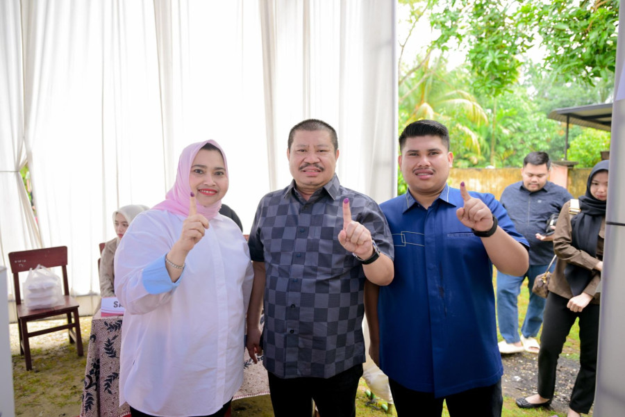 Bupati Kasmarni dan Bupati Bengkalis ke 14 Salurkan Hak Suara di TPS Tiga Muara Basung