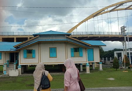 Siapa  Perempuan Berkebaya yang Keluar Masuk dari Rumah Tuan Kadi Itu?
