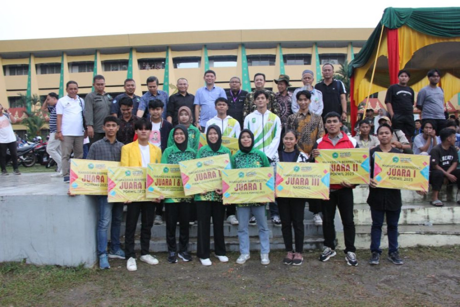 Rektor Unilak Beri Penghargaan Kepada Mahasiswa Berprestasi