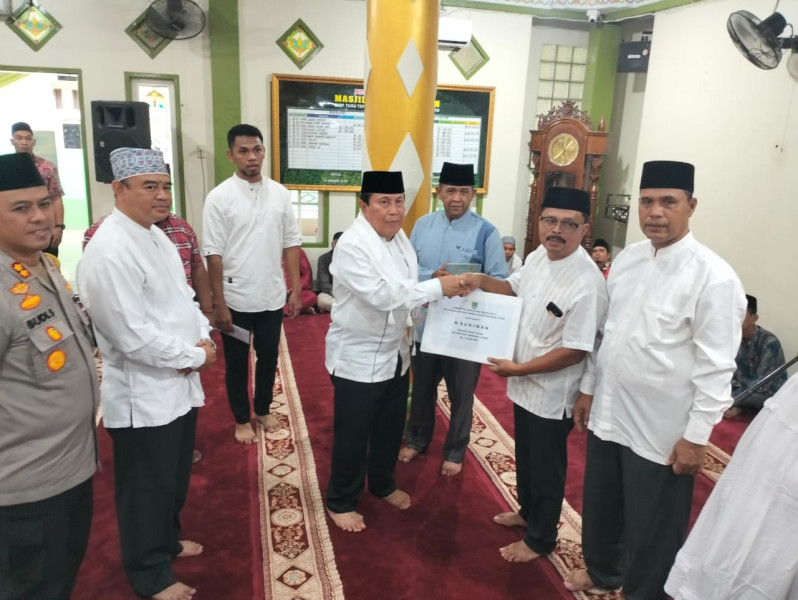 Pemda Rohul-Baznas Serahkan Bantuan 50 Paket Sembako ke Masyarakat Mahato