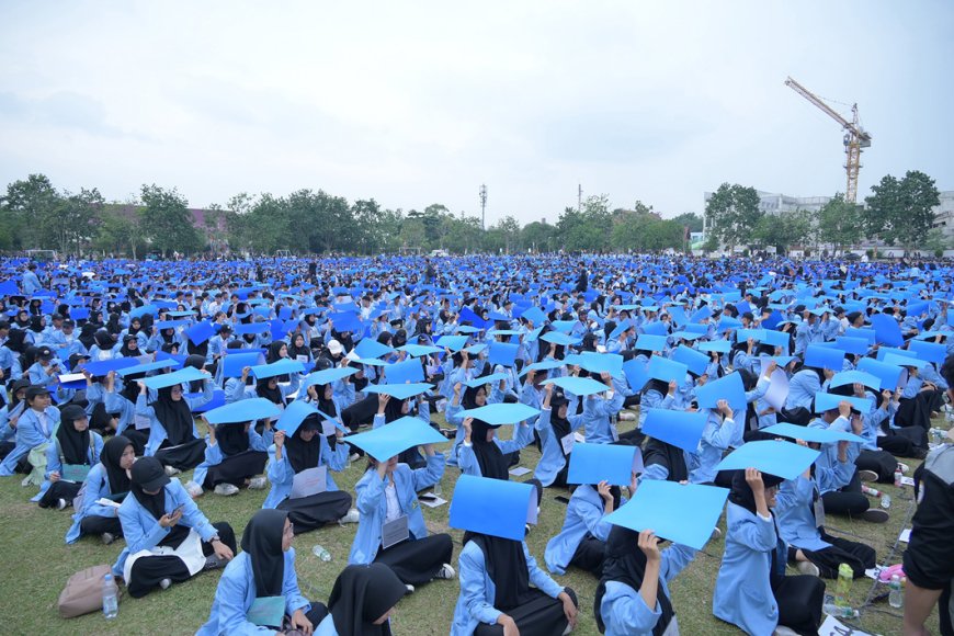Ribuan Mahasiswa Baru Hasilkan Penyusunan Mozaik