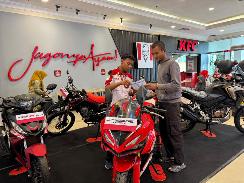 Capella Honda Tampilkan Motor Sport Honda di Mall Ciputra Seraya
