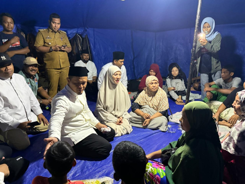 Usai Tarawih, Walikota Pekanbaru Kembali Tinjau Korban Banjir di Tenda Pengungsian