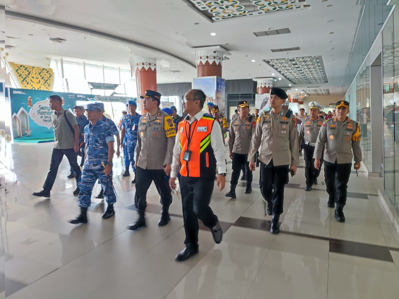 Kapolda Riau Pantau Arus Mudik Lebaran di Bandara Sultan Syarif Kasim II Pekanbaru