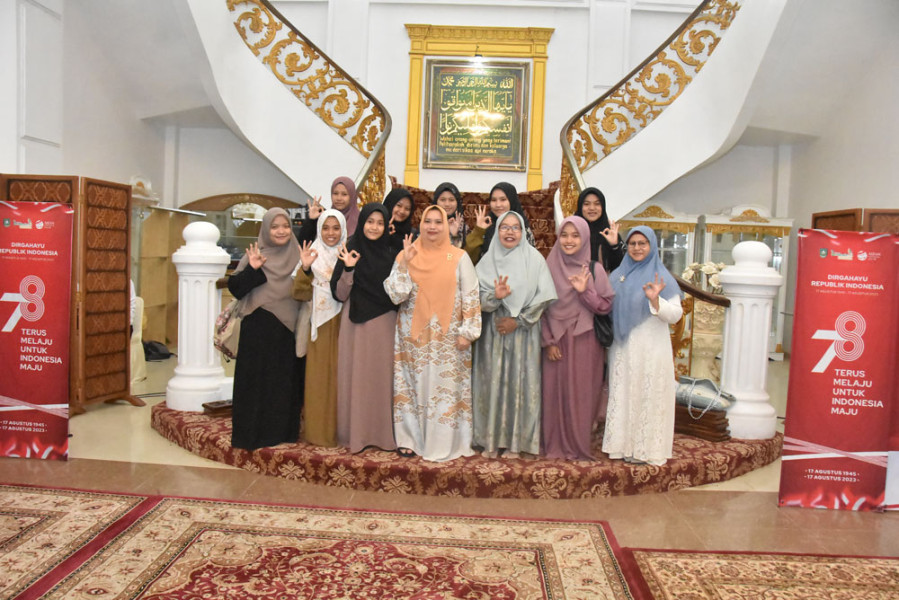Bupati Kasmarni Khatam Bersama Para Santri Penghafal Qur'an
