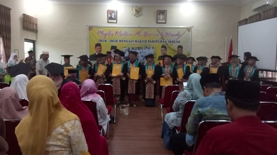 Khatam Quran,  30 Kaum Ibu Jamaah Masjid Paripurna Ikhlas Labuh Baru Timur Pekanbaru Gelar Wisuda