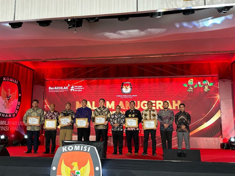 Malam Anugerah KPU 2025, Tiga Kabupaten/Kota di Riau Bawa Pulang Penghargaan