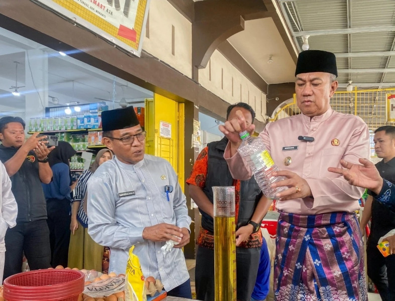 Wabup Muzamil Tinjau Minimarket, Cek Takaran Minyakita di Selatpanjang